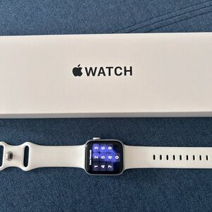 Apple Watch SE Silver Aluminum Case 40mm